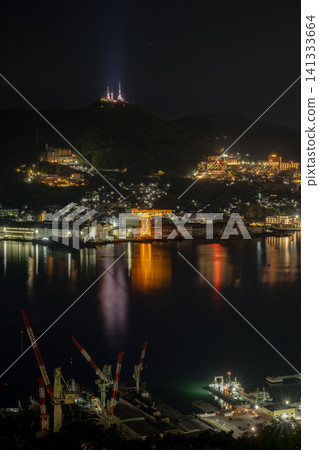 Nagasaki Prefecture / A stunning night view of Nagasaki City, like a jewel box, from Nabekanmuriyama (Nabekanmuriyama Park), a million-dollar night view that's too close to home. Nagasaki Prefecture / A stunning night view of Nagasaki City, like a jewel box, from Nabekanmuriyama (Nabekanmuriyama Park), a million-dollar night view that's too close to home. 141333664