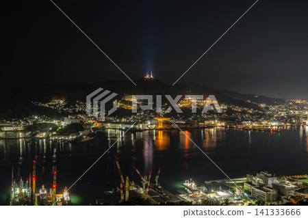 Nagasaki Prefecture / A stunning night view of Nagasaki City, like a jewel box, from Nabekanmuriyama (Nabekanmuriyama Park), a million-dollar night view that's too close to home. 141333666