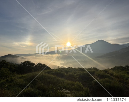 A sea of clouds and a sun dog over Lake Shirakaba as seen from Kurumayama Plateau; sunrise and summer plateau scenery; Nagano Prefecture 141333874