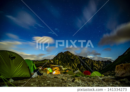 營地夜景:劍山與繁星點點的夜空 營地夜景:劍山與繁星點點的夜空 141334273