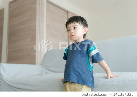 小孩坐在沙發上 小孩坐在沙發上 141334323