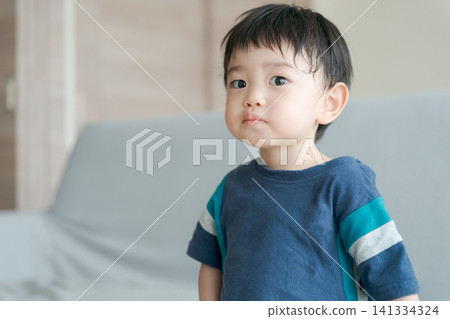 小孩坐在沙發上 小孩坐在沙發上 141334324