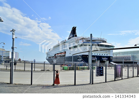 A girl captures a cruise ship on her smartphone. A girl captures a cruise ship on her smartphone. 141334343