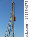 一台打樁機，一種建築機械，高聳在藍天下。 141334875