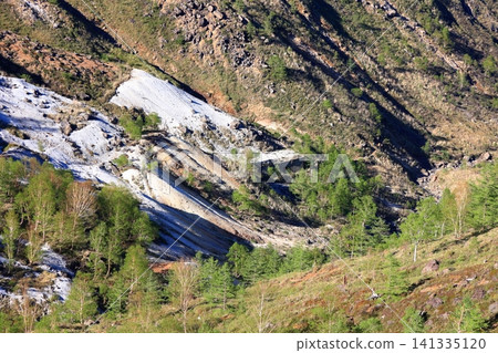 白根礦區遺址上只剩下混凝土建築和荒涼的山坡。 141335120