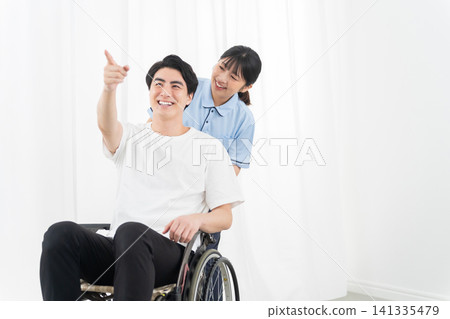 一名護理人員和坐在輪椅上的年輕人 141335479