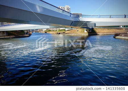The beautifully sparkling Onagigawa Canal and the stunning intersection of Clover Bridge, Koto Ward, Tokyo The beautifully sparkling Onagigawa Canal and the stunning intersection of Clover Bridge, Koto Ward, Tokyo 141335608