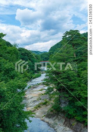群馬縣沼田市的吹菡峽谷和吹菡瀑布的自然風光,被夏季清新的綠色植物所環繞。 群馬縣沼田市的吹菡峽谷和吹菡瀑布的自然風光,被夏季清新的綠色植物所環繞。 141336580