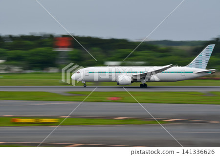 一架客機降落在成田機場 一架客機降落在成田機場 141336626