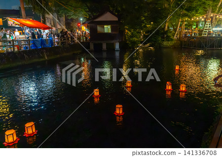 In Mishima City, where spring water from Mount Fuji flows, lantern floating ceremonies are held on the Sakuragawa River, a quintessential summer tradition. In Mishima City, where spring water from Mount Fuji flows, lantern floating ceremonies are held on the Sakuragawa River, a quintessential summer tradition. 141336708