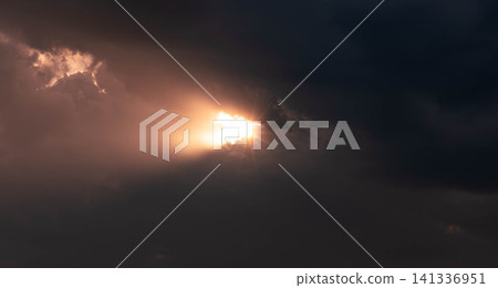 奇異的景象：一束光線穿過漆黑雲層的縫隙照射進來。 141336951