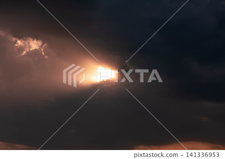 奇異的景象:一束光線穿過漆黑雲層的縫隙照射進來。 奇異的景象:一束光線穿過漆黑雲層的縫隙照射進來。 141336953