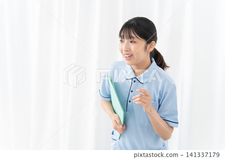 微笑的女性護理員 微笑的女性護理員 141337179