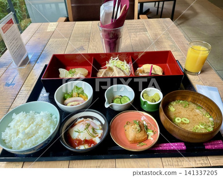 一份包含多種菜餚的健康日式早餐套餐。 一份包含多種菜餚的健康日式早餐套餐。 141337205