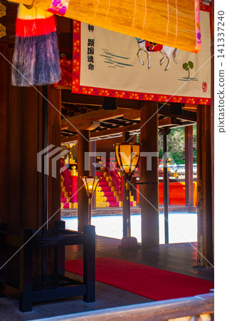 The deities enshrined at Shimogamo Shrine's East and West Halls offer blessings for protection against misfortune, good fortune in relationships, safe childbirth and child-rearing, longevity, and beauty. 141337240