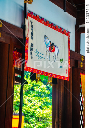 The deities enshrined at Shimogamo Shrine's East and West Halls offer blessings for protection against misfortune, good fortune in relationships, safe childbirth and child-rearing, longevity, and beauty. The deities enshrined at Shimogamo Shrine's East and West Halls offer blessings for protection against misfortune, good fortune in relationships, safe childbirth and child-rearing, longevity, and beauty. 141337243