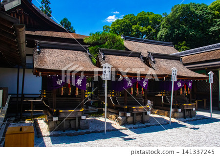下鴨神社東西殿所供奉的神明賜予人們免受厄運、人際關係美滿、順利生產和養育子女、長壽和美麗。 下鴨神社東西殿所供奉的神明賜予人們免受厄運、人際關係美滿、順利生產和養育子女、長壽和美麗。 141337245