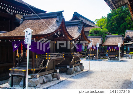 下鴨神社東西殿所供奉的神明賜予人們免受厄運、人際關係美滿、順利生產和養育子女、長壽和美麗。 下鴨神社東西殿所供奉的神明賜予人們免受厄運、人際關係美滿、順利生產和養育子女、長壽和美麗。 141337246