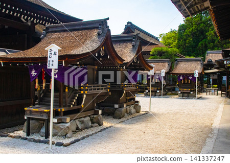 The deities enshrined at Shimogamo Shrine's East and West Halls offer blessings for protection against misfortune, good fortune in relationships, safe childbirth and child-rearing, longevity, and beauty. The deities enshrined at Shimogamo Shrine's East and West Halls offer blessings for protection against misfortune, good fortune in relationships, safe childbirth and child-rearing, longevity, and beauty. 141337247