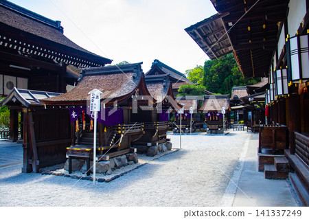 The deities enshrined at Shimogamo Shrine's East and West Halls offer blessings for protection against misfortune, good fortune in relationships, safe childbirth and child-rearing, longevity, and beauty. The deities enshrined at Shimogamo Shrine's East and West Halls offer blessings for protection against misfortune, good fortune in relationships, safe childbirth and child-rearing, longevity, and beauty. 141337249