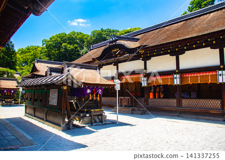 The deities enshrined at Shimogamo Shrine's East and West Halls offer blessings for protection against misfortune, good fortune in relationships, safe childbirth and child-rearing, longevity, and beauty. 141337255