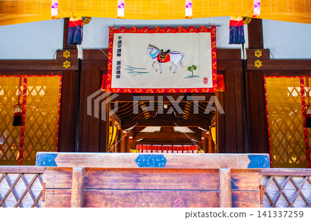 下鴨神社東西殿所供奉的神明賜予人們免受厄運、人際關係美滿、順利生產和養育子女、長壽和美麗。 141337259