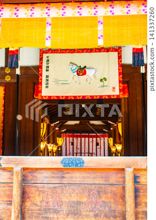 下鴨神社東西殿所供奉的神明賜予人們免受厄運、人際關係美滿、順利生產和養育子女、長壽和美麗。 下鴨神社東西殿所供奉的神明賜予人們免受厄運、人際關係美滿、順利生產和養育子女、長壽和美麗。 141337260