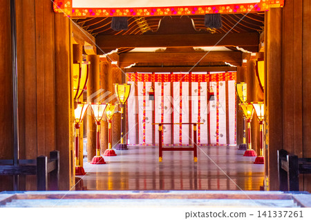下鴨神社東西殿所供奉的神明賜予人們免受厄運、人際關係美滿、順利生產和養育子女、長壽和美麗。 下鴨神社東西殿所供奉的神明賜予人們免受厄運、人際關係美滿、順利生產和養育子女、長壽和美麗。 141337261