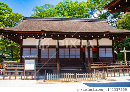 The deities enshrined at Shimogamo Shrine's East and West Halls offer blessings for protection against misfortune, good fortune in relationships, safe childbirth and child-rearing, longevity, and beauty. The deities enshrined at Shimogamo Shrine's East and West Halls offer blessings for protection against misfortune, good fortune in relationships, safe childbirth and child-rearing, longevity, and beauty. 141337269