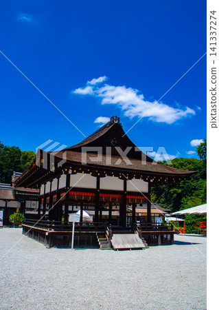 下鴨神社東西殿所供奉的神明賜予人們免受厄運、人際關係美滿、順利生產和養育子女、長壽和美麗。 下鴨神社東西殿所供奉的神明賜予人們免受厄運、人際關係美滿、順利生產和養育子女、長壽和美麗。 141337274