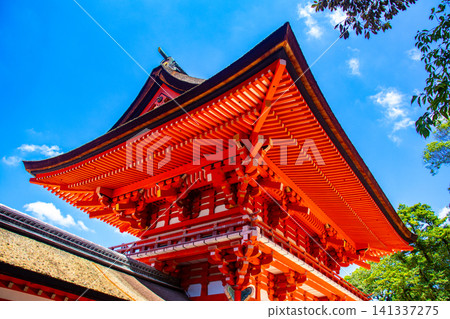 下鴨神社東西殿所供奉的神明賜予人們免受厄運、人際關係美滿、順利生產和養育子女、長壽和美麗。 下鴨神社東西殿所供奉的神明賜予人們免受厄運、人際關係美滿、順利生產和養育子女、長壽和美麗。 141337275