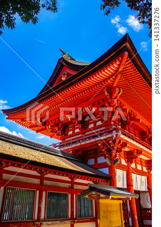 下鴨神社東西殿所供奉的神明賜予人們免受厄運、人際關係美滿、順利生產和養育子女、長壽和美麗。 下鴨神社東西殿所供奉的神明賜予人們免受厄運、人際關係美滿、順利生產和養育子女、長壽和美麗。 141337276