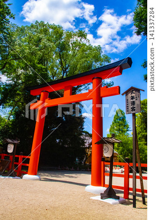 下鴨神社東西殿所供奉的神明賜予人們免受厄運、人際關係美滿、順利生產和養育子女、長壽和美麗。 下鴨神社東西殿所供奉的神明賜予人們免受厄運、人際關係美滿、順利生產和養育子女、長壽和美麗。 141337284
