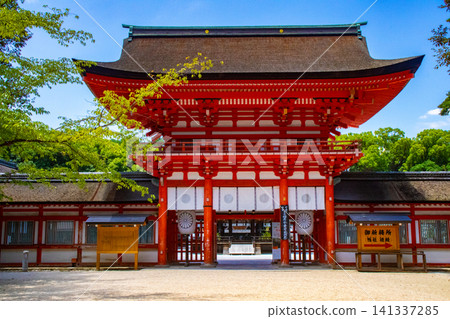 下鴨神社東西殿所供奉的神明賜予人們免受厄運、人際關係美滿、順利生產和養育子女、長壽和美麗。 下鴨神社東西殿所供奉的神明賜予人們免受厄運、人際關係美滿、順利生產和養育子女、長壽和美麗。 141337285