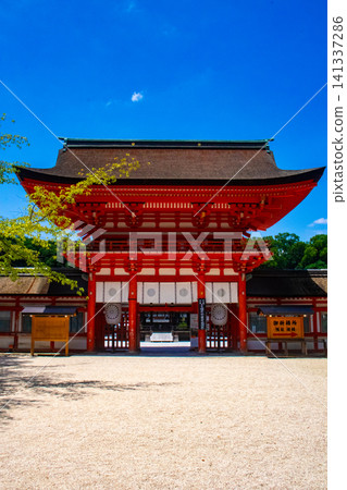 下鴨神社東西殿所供奉的神明賜予人們免受厄運、人際關係美滿、順利生產和養育子女、長壽和美麗。 下鴨神社東西殿所供奉的神明賜予人們免受厄運、人際關係美滿、順利生產和養育子女、長壽和美麗。 141337286