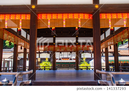 The deities enshrined at Shimogamo Shrine's East and West Halls offer blessings for protection against misfortune, good fortune in relationships, safe childbirth and child-rearing, longevity, and beauty. The deities enshrined at Shimogamo Shrine's East and West Halls offer blessings for protection against misfortune, good fortune in relationships, safe childbirth and child-rearing, longevity, and beauty. 141337293