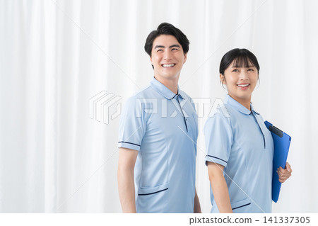 微笑的男女護理人員 微笑的男女護理人員 141337305