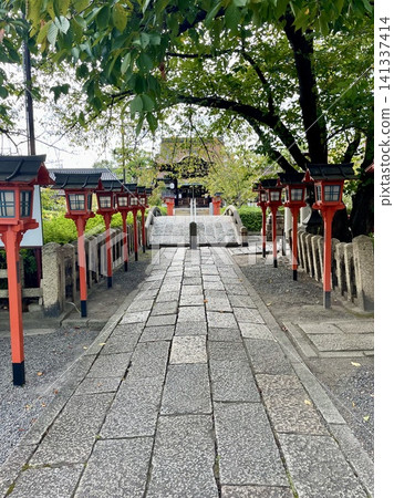 通往神社的石板路,神社兩側排列著朱紅色的燈籠 通往神社的石板路,神社兩側排列著朱紅色的燈籠 141337414