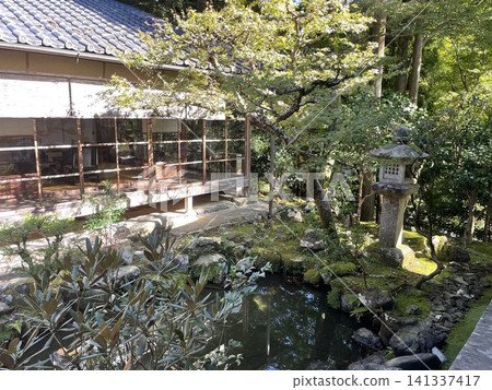 一座歷史悠久的日式房屋和一個帶池塘的美麗花園。 一座歷史悠久的日式房屋和一個帶池塘的美麗花園。 141337417