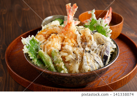 米飯和油炸魚碗 米飯和油炸魚碗 141338074