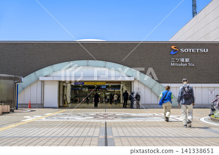 神奈川縣橫濱市的城市景觀:三京車站大樓和車站廣場。 神奈川縣橫濱市的城市景觀:三京車站大樓和車站廣場。 141338651