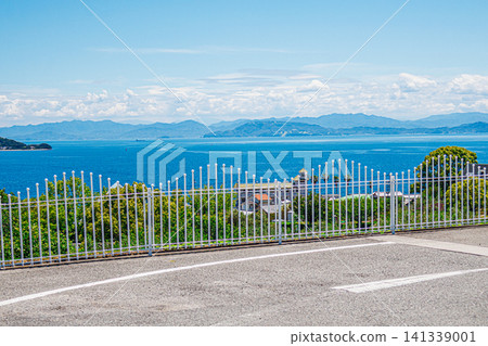 小豆島橄欖公園路邊站可欣賞溫暖平靜的瀨戶內海全景。 小豆島橄欖公園路邊站可欣賞溫暖平靜的瀨戶內海全景。 141339001