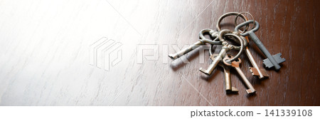 Keys on the wooden table Keys on the wooden table 141339108