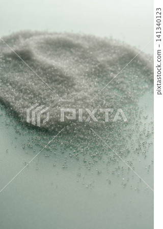 特寫鏡頭:桌上放著一罐調味品,上面撒著白鹽粉。 特寫鏡頭:桌上放著一罐調味品,上面撒著白鹽粉。 141340123
