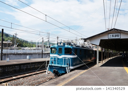 一列貨運列車行駛在秩父鐵道秩父本線上,經過上長瀞站。 一列貨運列車行駛在秩父鐵道秩父本線上,經過上長瀞站。 141340529