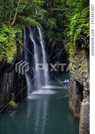 Manai Falls, which flows into the Gokase River in Takachiho Gorge, Miyazaki Prefecture Manai Falls, which flows into the Gokase River in Takachiho Gorge, Miyazaki Prefecture 141341007