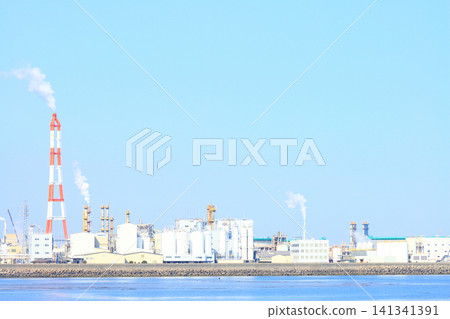 A view of a petrochemical complex with many factory facilities in Yokkaichi City, Mie Prefecture A view of a petrochemical complex with many factory facilities in Yokkaichi City, Mie Prefecture 141341391