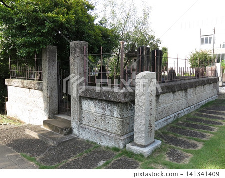 乃木希典的墓地(乃木將軍的墓地)位於東京港區青山墓園。 乃木希典的墓地(乃木將軍的墓地)位於東京港區青山墓園。 141341409