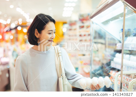 在超市購物的主婦 在超市購物的主婦 141343827