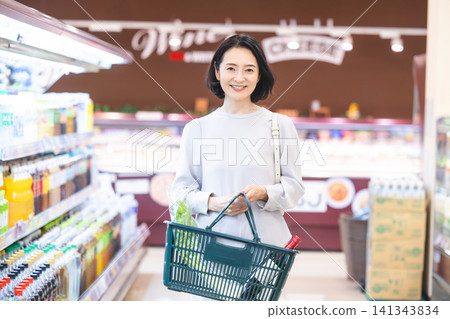 女顧客在一家超市購物 女顧客在一家超市購物 141343834